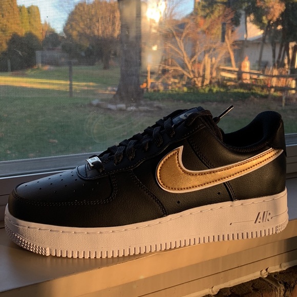 Nike Air Force 1 '07 Women's Sneakers Black/Metallic Gold & White - Picture 3 of 9